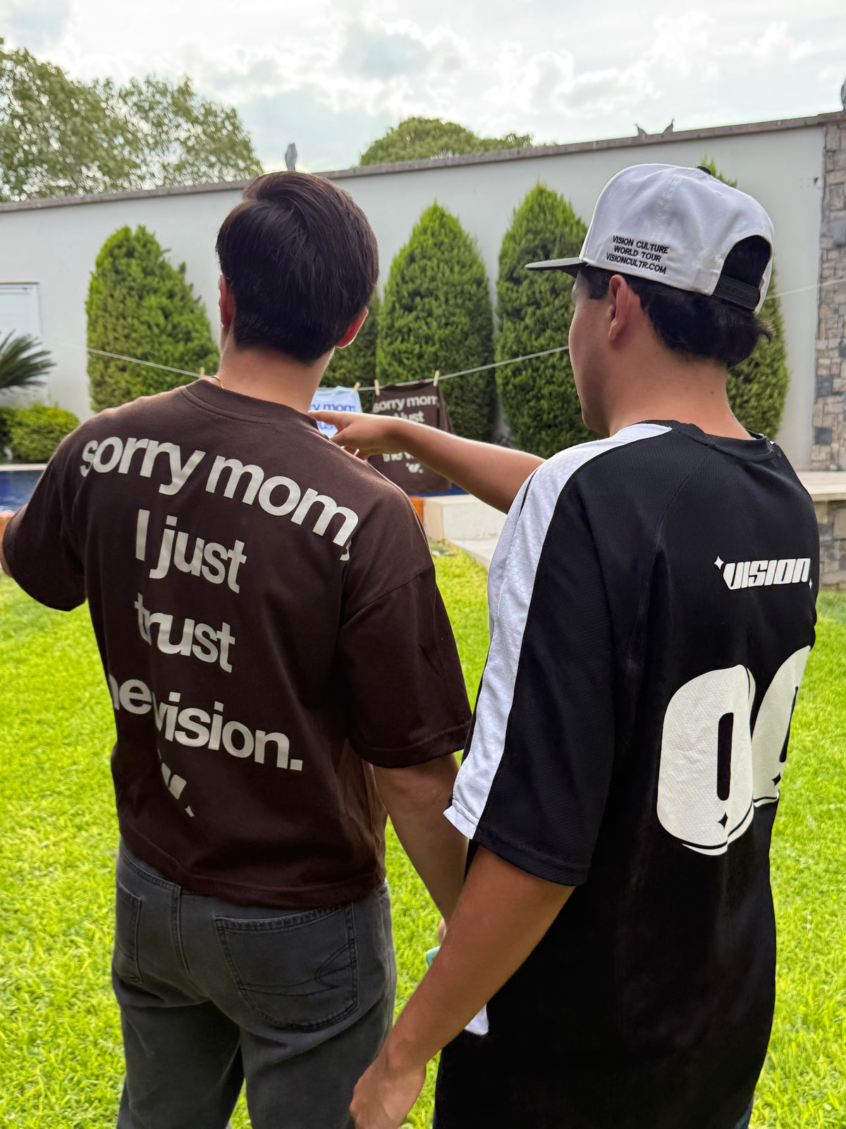 Camiseta "SORRY MOM," café